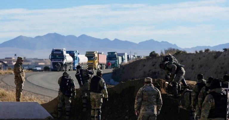 Caos y violencia en Bolivia: el Gobierno ordenó liberar los piquetes con militares y policías tras 11 días de cortes