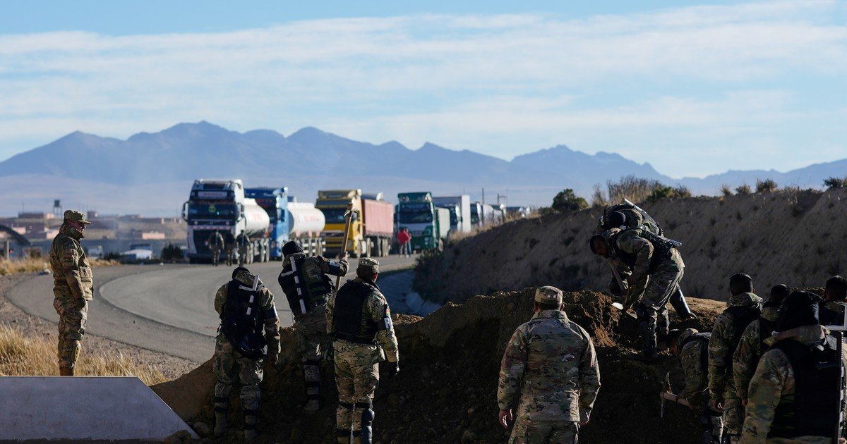 Caos y violencia en Bolivia: el Gobierno ordenó liberar los piquetes con militares y policías tras 11 días de cortes