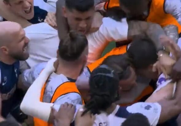 Cuti Romero voló de Córdoba a Londres y se metió en la cancha a celebrar el gol de Tottenham: se define el descenso en la Premier League