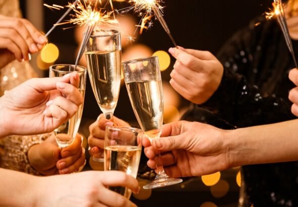 La psicología dice que irse de una fiesta sin saludar no siempre implica descortesía