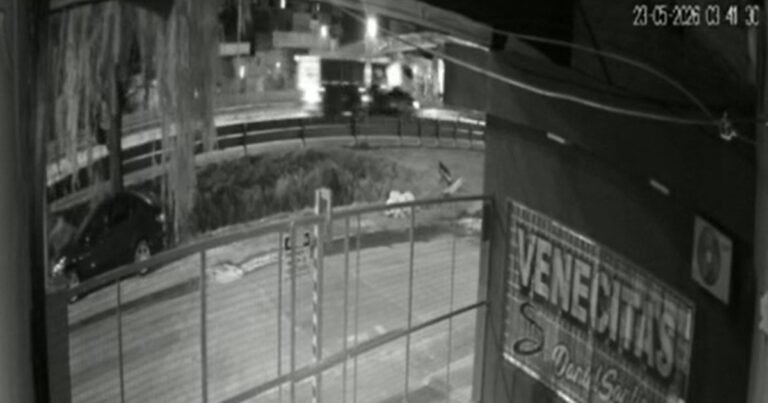 El video del momento exacto en que un camión choca contra un puente en la Panamericana