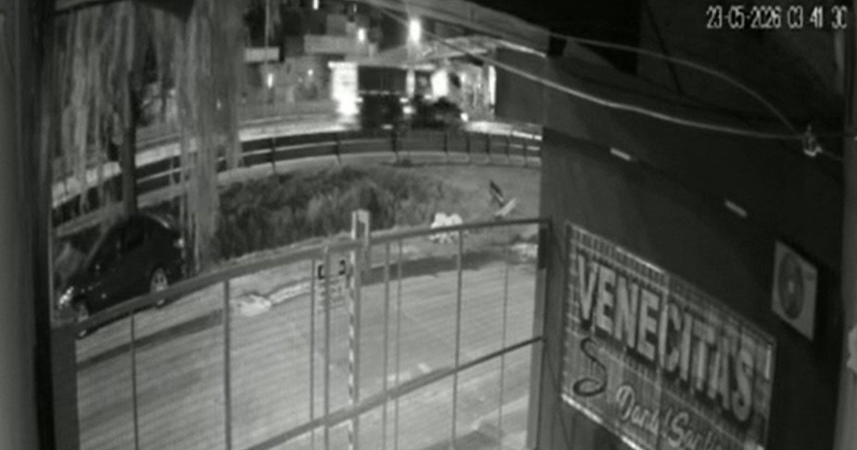 El video del momento exacto en que un camión choca contra un puente en la Panamericana