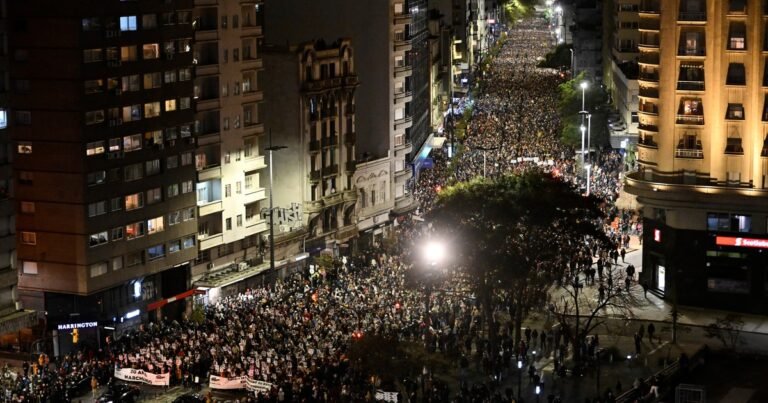 Miles de uruguayos participaron de la Marcha del Silencio para reclamar por sus desaparecidos durante la última dictadura militar