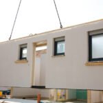 Una joven inmigrante compró dos casas prefabricadas en China, las mandó a EE.UU., las instaló y ahora las alquila: gastó 15 mil dólares