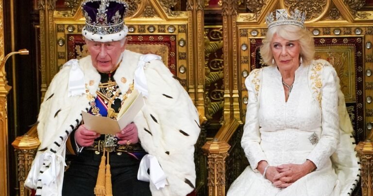 Con el primer ministro Keir Starmer al borde del abismo, el rey Carlos III abrió las sesiones del Parlamento británico