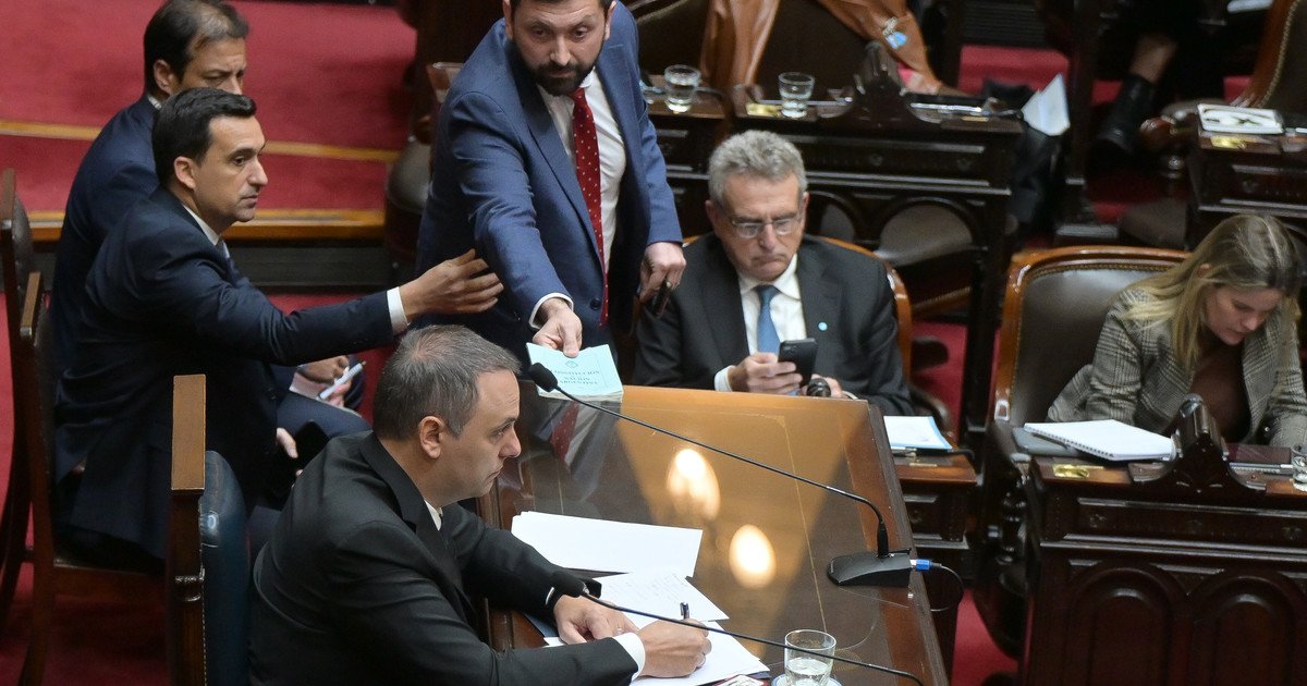 "Diego vigila", "besitos anticapitalistas" y "FIN": las reacciones de la oposición ante la renuncia de Adorni