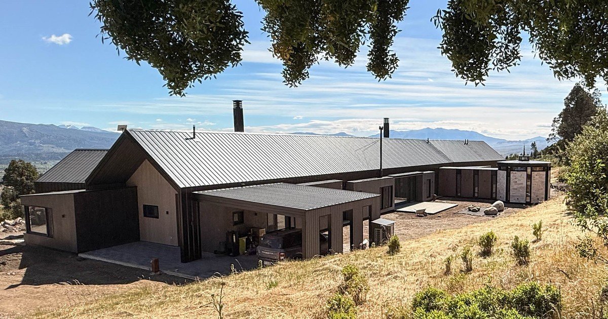 Una casa con piel metálica que define una imagen austera y de refugio en el paisaje patagónico