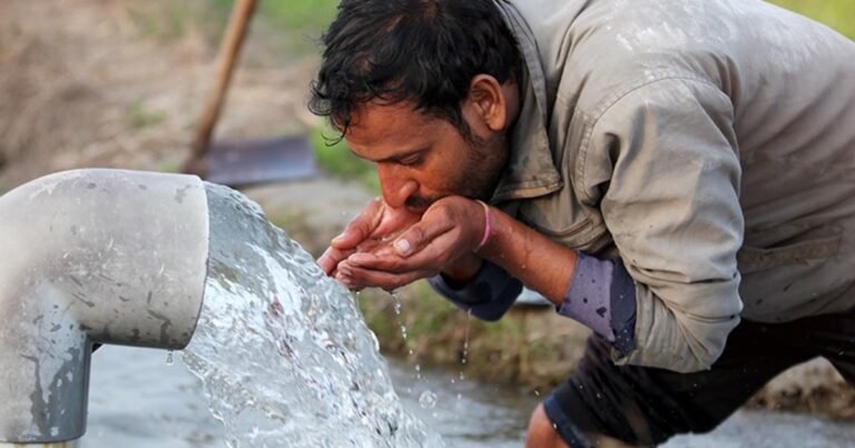 Científicos de Stanford crearon un hidrogel alimentado por energía solar que extrae la humedad del aire para producir agua potable en climas extremos