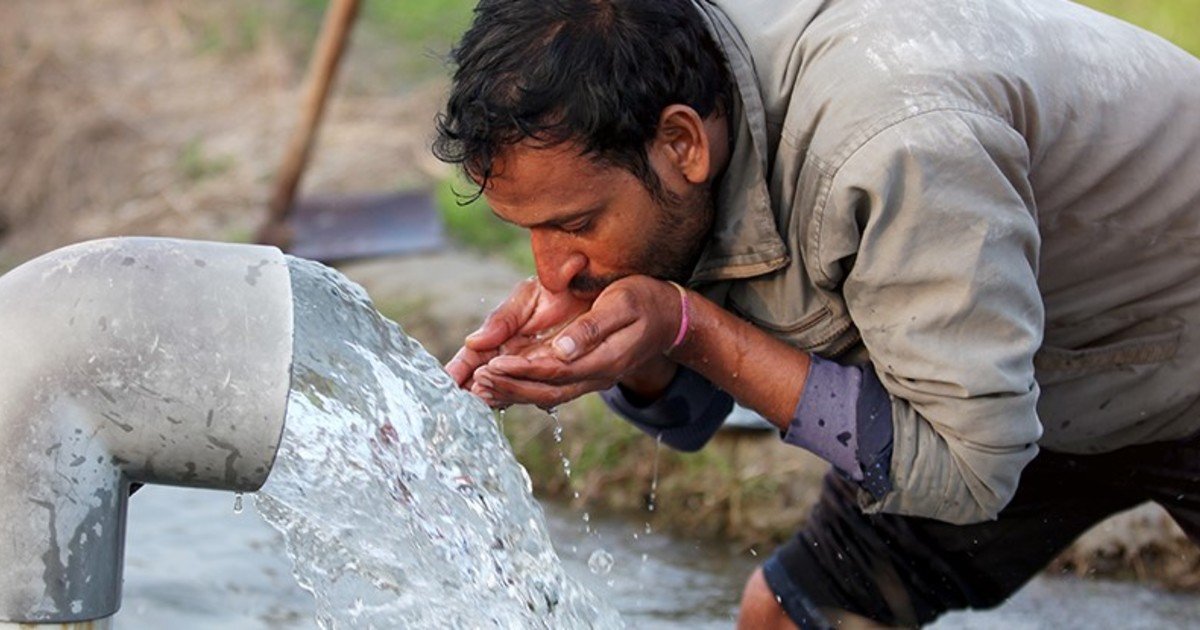 Científicos de Stanford crearon un hidrogel alimentado por energía solar que extrae la humedad del aire para producir agua potable en climas extremos
