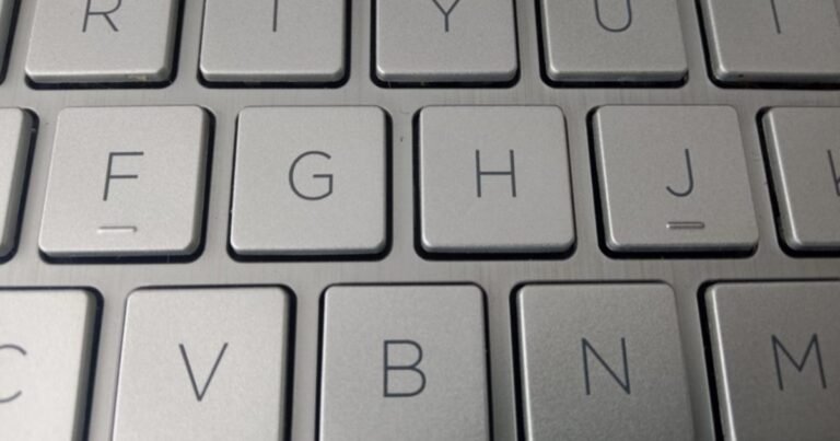 Pocos lo saben: para qué sirve la rayita debajo de las letras F y J y del número 5 de tu teclado