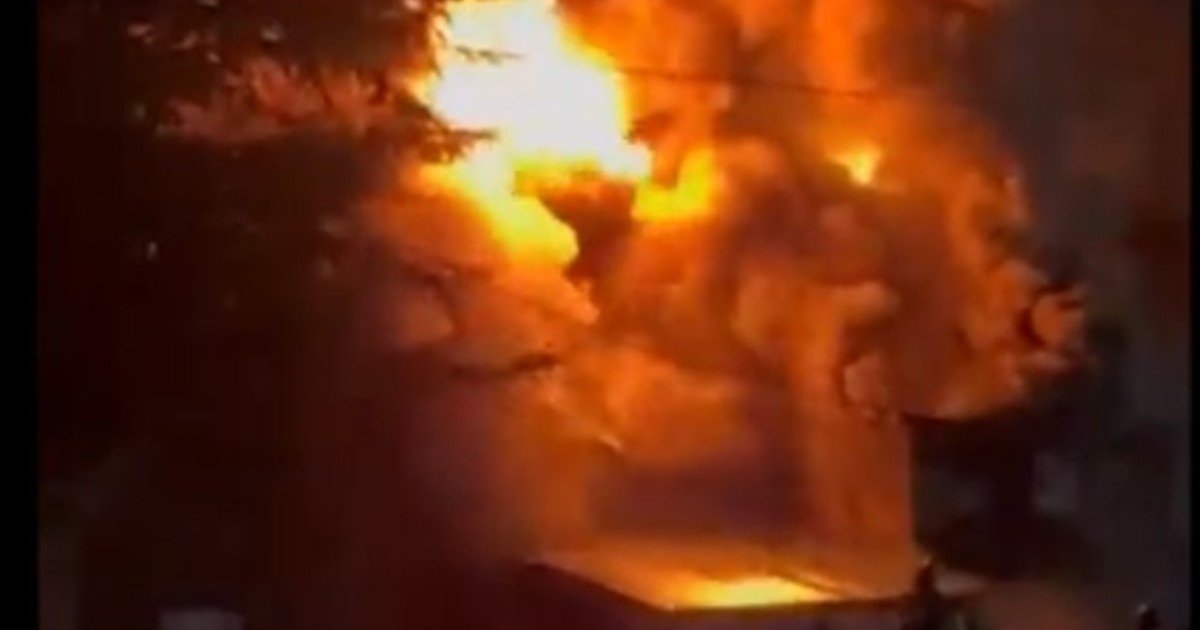 Un incendio destruyó un motel familiar en una paradisíaca localidad de la Patagonia: hubo una explosión y cinco bomberos terminaron intoxicados