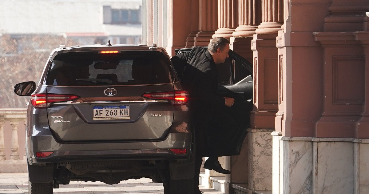 Agujeros y discrepancias entre la nueva declaración de Adorni y los gastos en dólares que analiza la Justicia