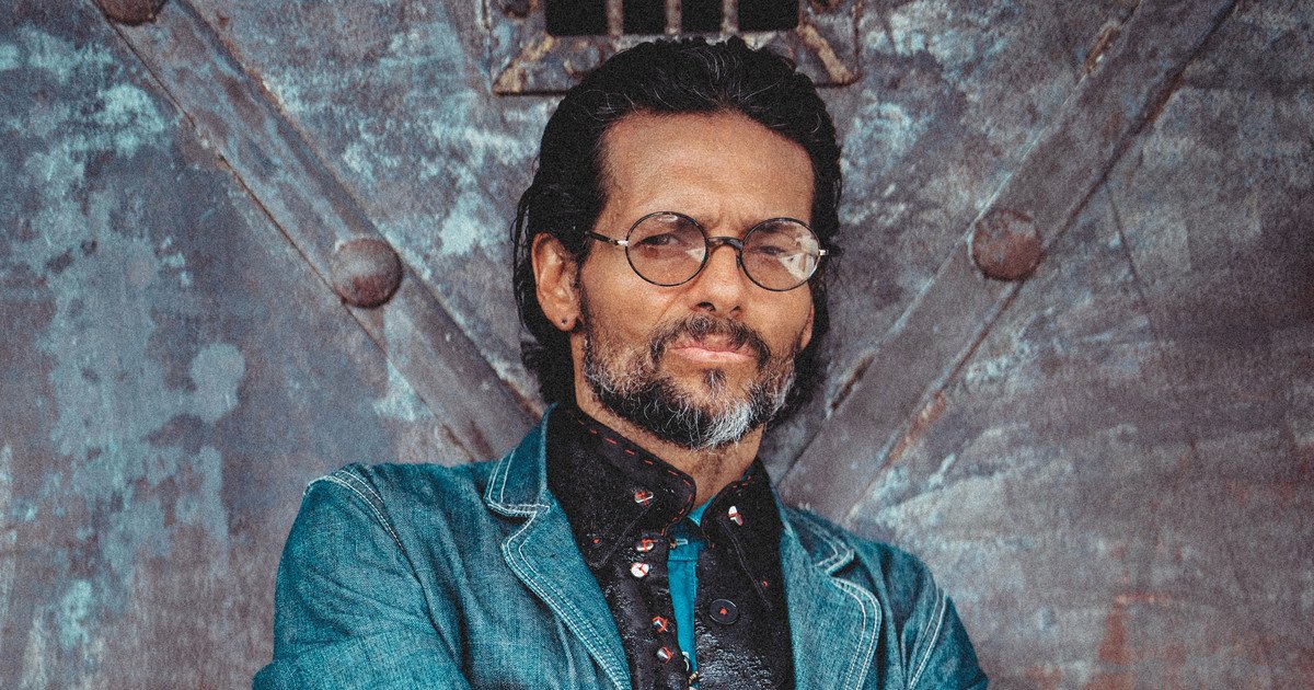 Draco Rosa, autor de Livin' la vida loca: el hombre que pasó por las adicciones, el cáncer, un divorcio y que encontró la luz en un nuevo amor
