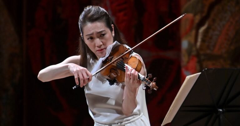 Akiko Suwanai brilló en el Teatro Colón con un recital de virtuosismo y sensibilidad