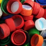 No tires las tapitas de botellas, son un tesoro: cómo convertirlas en una solución para las macetas de tu jardín