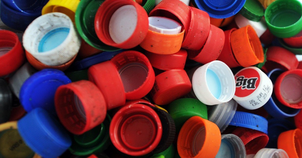No tires las tapitas de botellas, son un tesoro: cómo convertirlas en una solución para las macetas de tu jardín