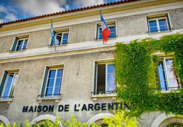 Echan a estudiantes y profesores de la casa Argentina en París por participar de los actos del 24 de marzo