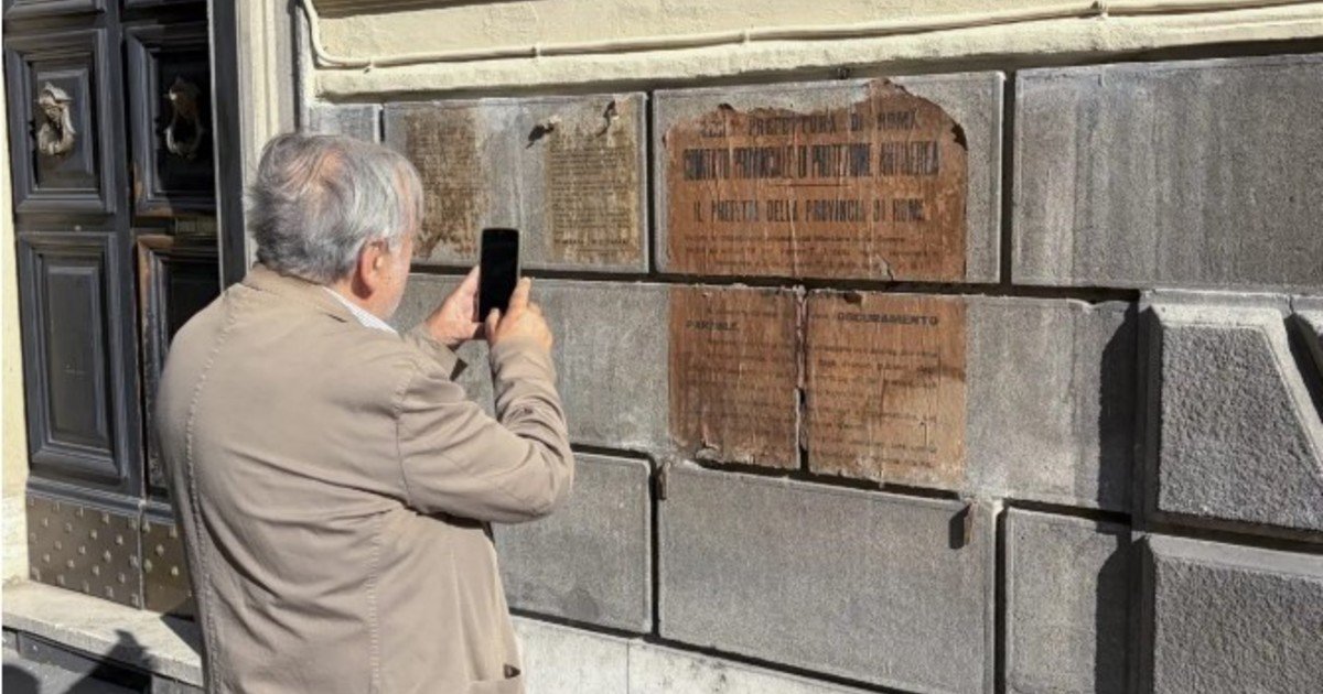 Aparecieron unos manifiestos bélicos de 1940 ocultos durante décadas tras una vitrina