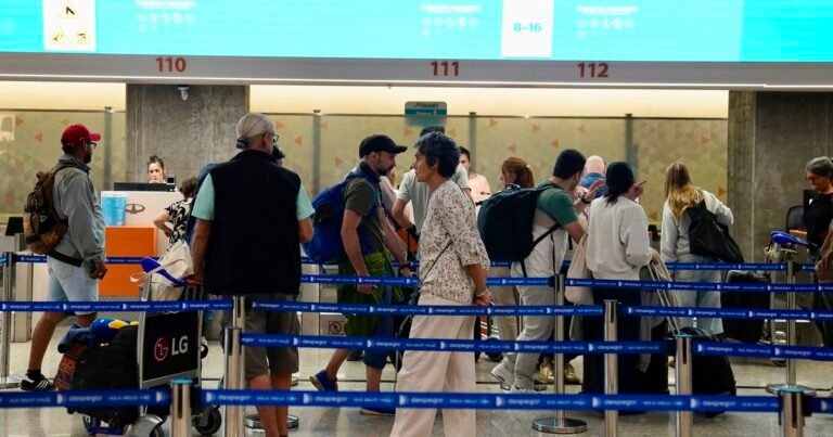 Llegan más turistas del exterior y menos argentinos viajan afuera, pero salen más dólares de lo que entran