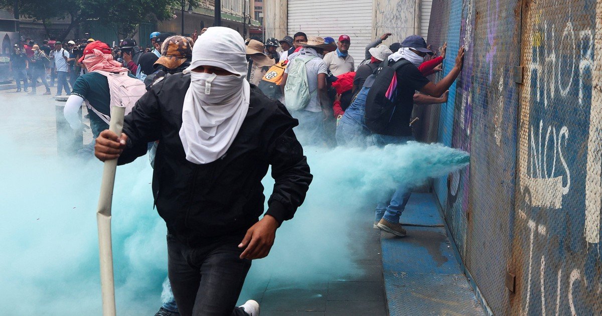 A nueve días del Mundial, las protestas amenazan el Fan Fest ubicado en el corazón de Ciudad de México