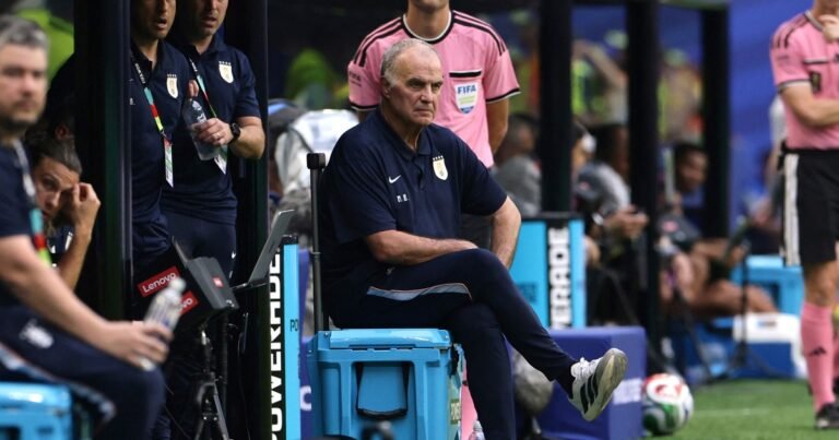 En su heladerita y a puro nervio: así vivió Marcelo Bielsa el empate de Uruguay en el Mundial 2026