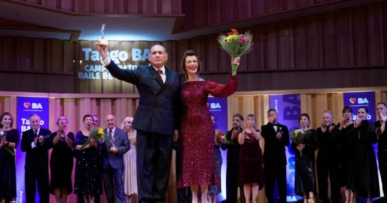 Los campeones metropolitanos de tango-salón: una pareja de jubilados que no es pareja, pero juntos saben sacarle lustre a la pista