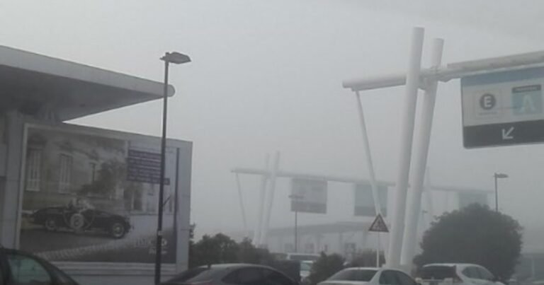 Por la intensa niebla hay demoras en Ezeiza y vuelos desviados hacia Córdoba y Asunción