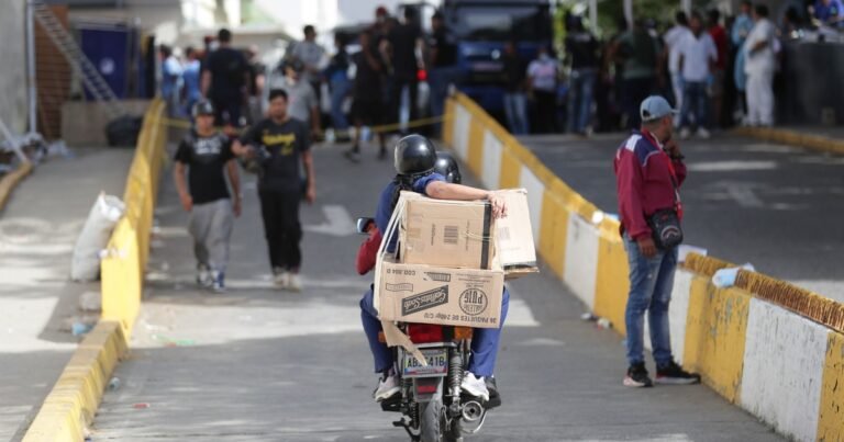 El régimen de Venezuela sitió el acceso a La Guaira, la zona más golpeada por los terremotos