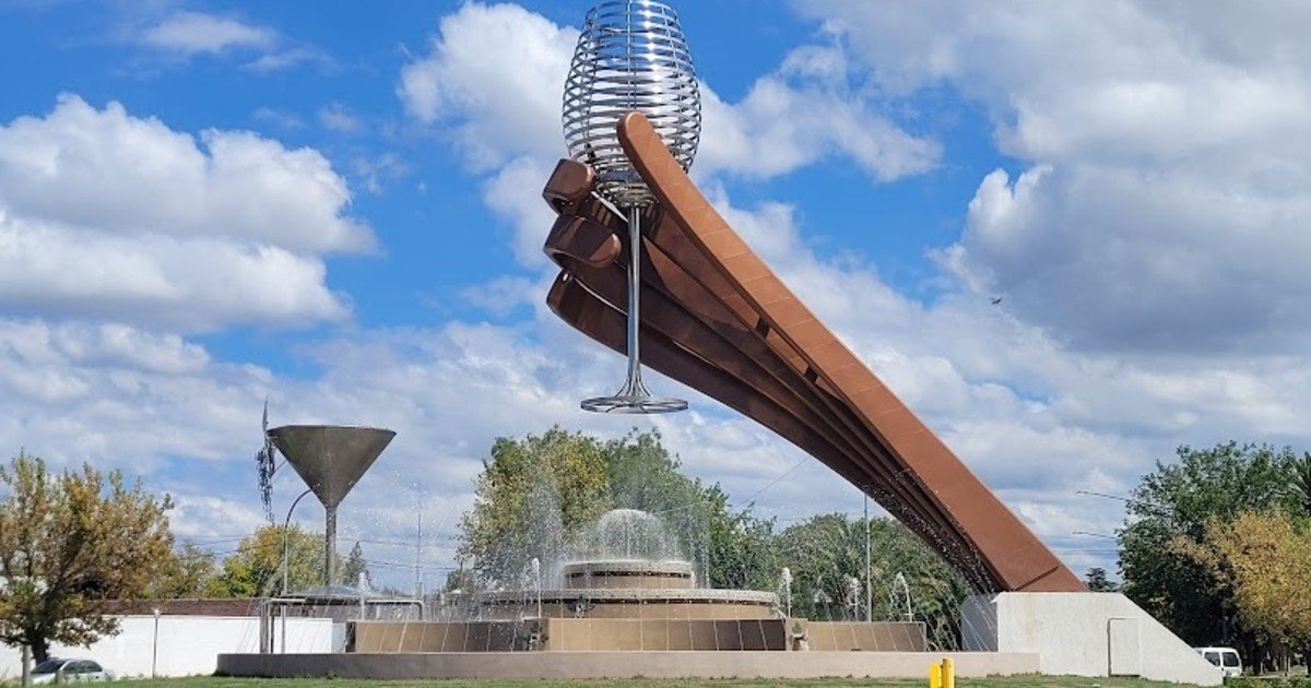 Los monumentos más raros, locos y bizarros de la Argentina, reunidos en una película