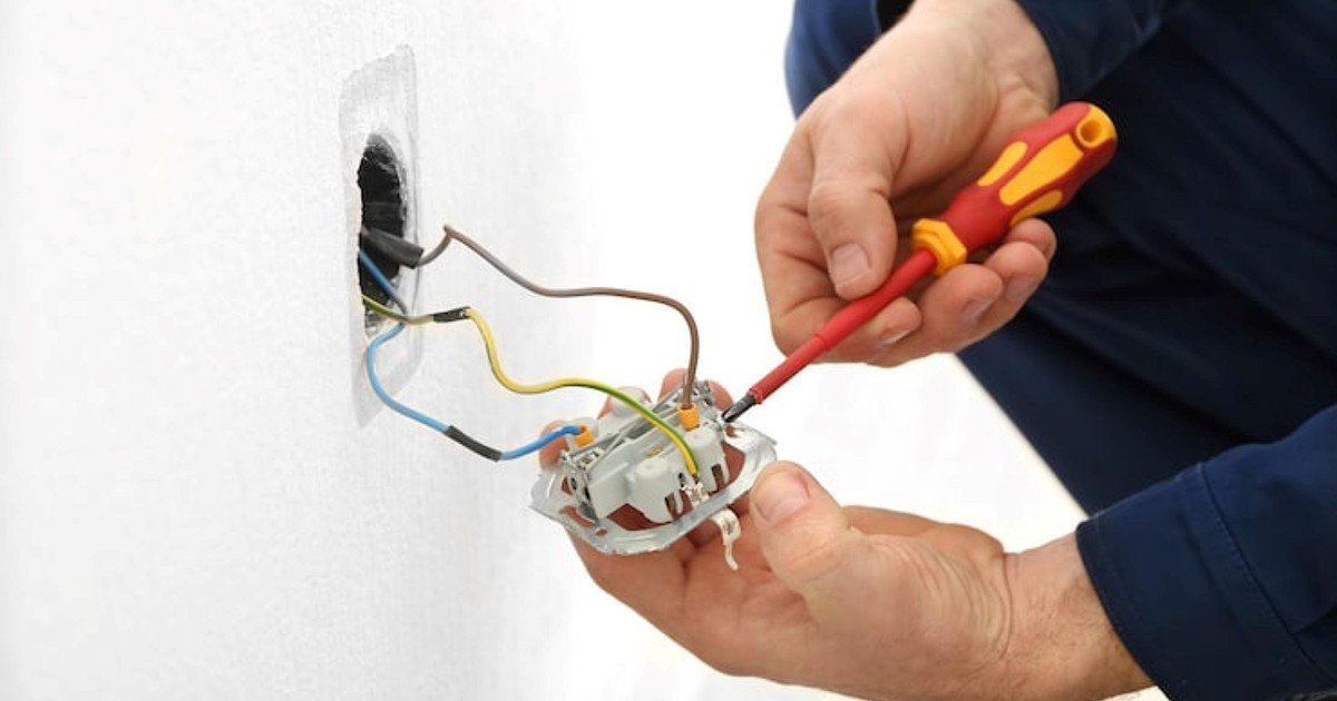 Cuánto cobra un electricista en junio de 2026 por reparaciones, instalaciones y certificados