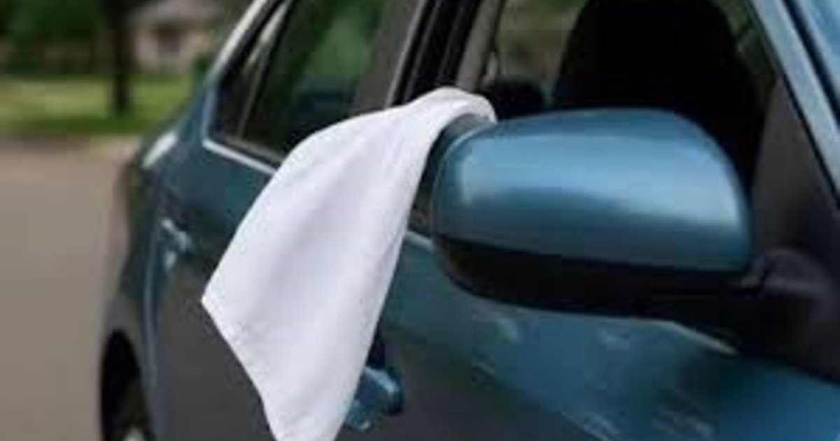 Qué significa ver una tela blanca colgando de la ventana de un auto en la ruta