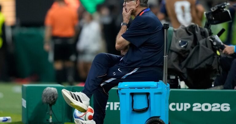 El Mundial volvió a golpear a Bielsa: Uruguay quedó eliminado y crecen las dudas sobre su futuro como DT
