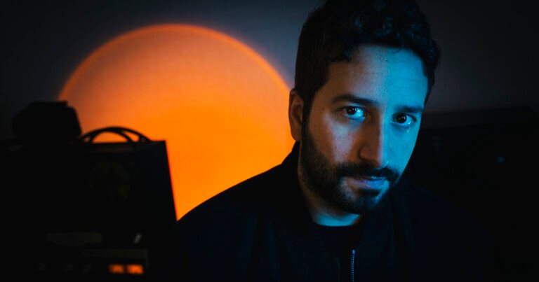 Nico Cotton, el argentino que ganó un Grammy y trabaja con grandes artistas, explica qué es lo que hace un productor musical
