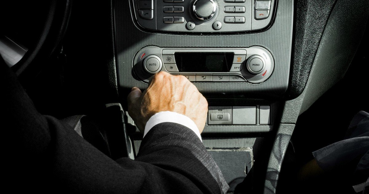 Juanjo Jiménez, mecánico: "Nunca hay que recargar el aire acondicionado del coche"