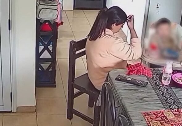 Una madre descubrió por las cámaras de seguridad que la niñera le pegaba a su hija de 3 años