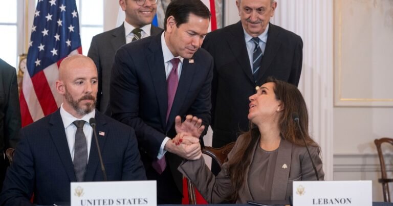Estados Unidos bombardeó Irán tras el ataque a un buque en el estrecho de Ormuz, mientras en Washington se firma un acuerdo tripartito