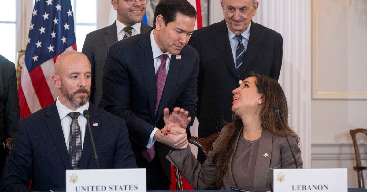 Estados Unidos bombardeó Irán tras el ataque a un buque en el estrecho de Ormuz, mientras en Washington se firma un acuerdo tripartito