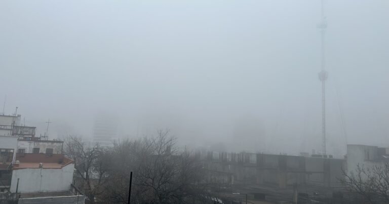 Una densa niebla cubre el AMBA: a qué otras provincias abarca la advertencia del Servicio Meteorológico