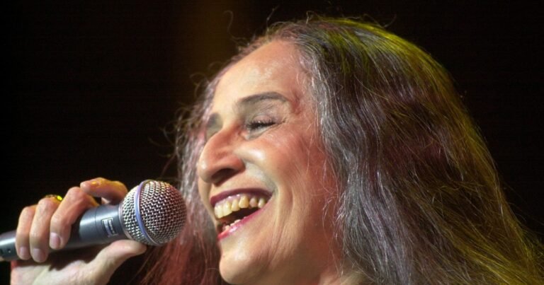 Maria Bethânia, la pitonisa de la Música Popular Brasileña que se convirtió en un símbolo de la protesta contra la dictadura militar