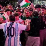 Golpes de puño y patadas voladoras: hinchas de Argentina y Argelia se enfrentaron en las calles de Nueva York