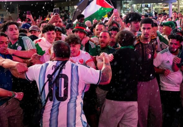 Golpes de puño y patadas voladoras: hinchas de Argentina y Argelia se enfrentaron en las calles de Nueva York