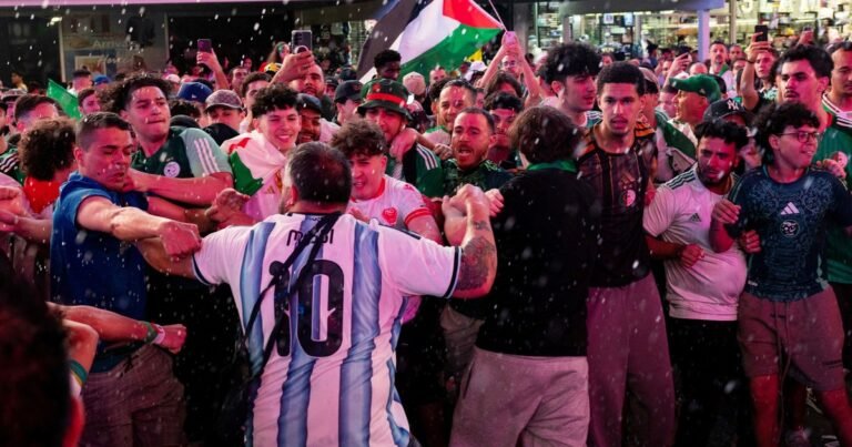 Golpes de puño y patadas voladoras: hinchas de Argentina y Argelia se enfrentaron en las calles de Nueva York