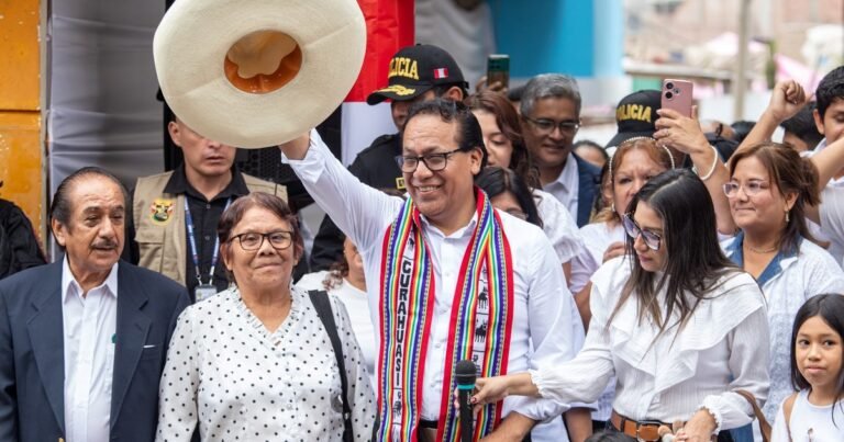 Elecciones en Perú: Roberto Sánchez, el ex ministro de Pedro Castillo que busca llegar al poder bajo la sombra de su sombrero
