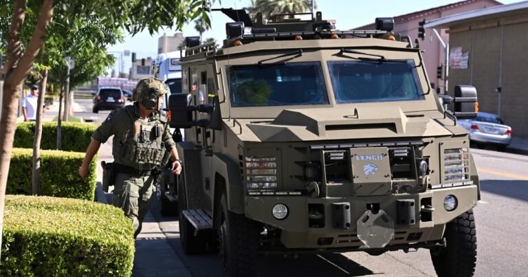 Un hombre se atrincheró con rehenes dentro de un banco en California y tiene en jaque al FBI: hay amenaza de bomba activa