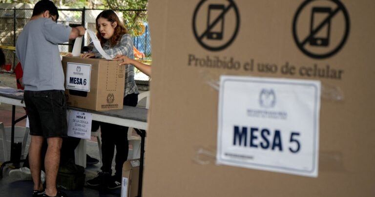 Se abrieron las urnas en Colombia y el país elige presidente entre dos modelos opuestos