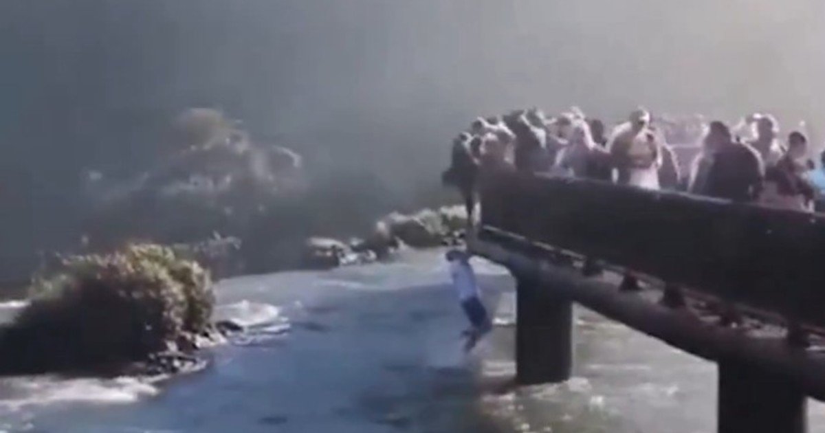 Se conoció otro video del hombre que se tiró a las Cataratas del Iguazú para recuperar su celular
