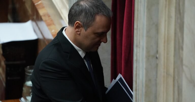 Adorni se fue, la crisis quedó