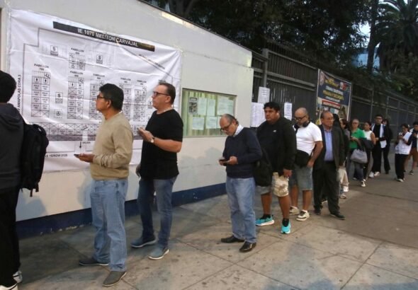 Arrancó en calma la elección más polarizada de Perú que decidirá entre la derechista Keiko Fujimori y el izquierista Roberto Sánchez