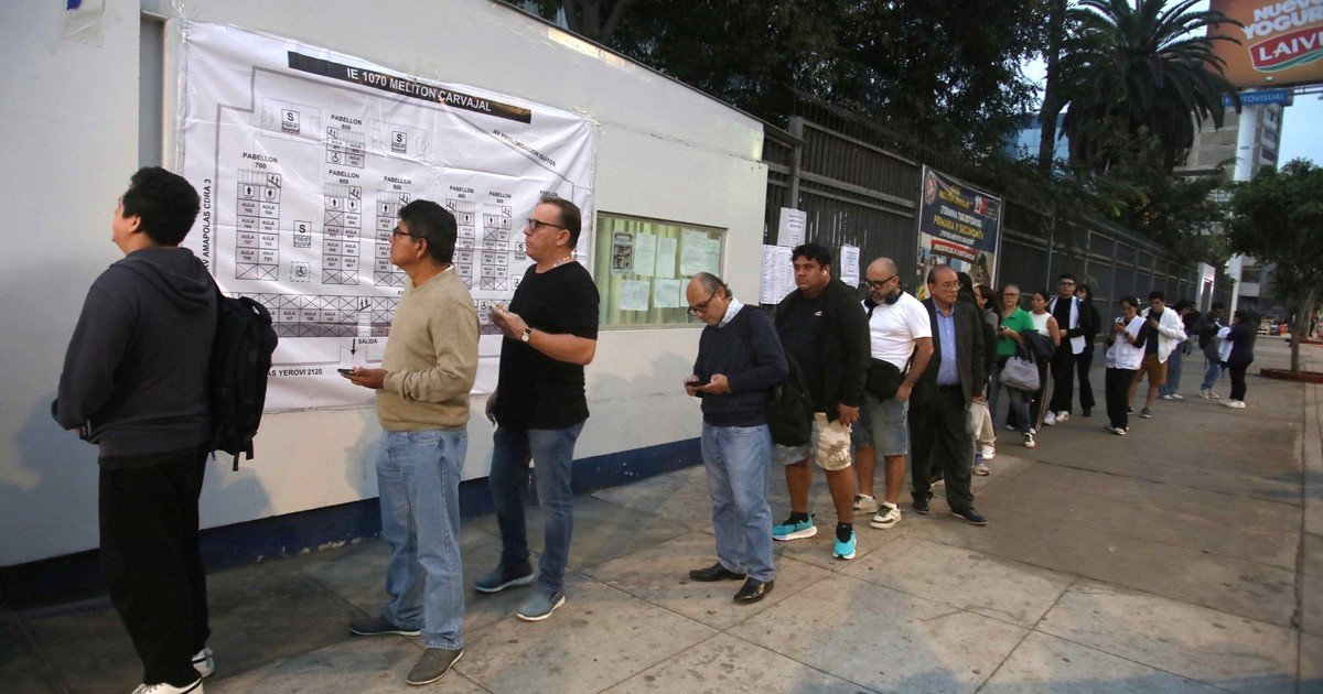 Arrancó en calma la elección más polarizada de Perú que decidirá entre la derechista Keiko Fujimori y el izquierista Roberto Sánchez