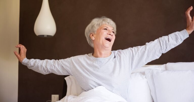 A qué hora conviene levantarse después de los 60 años, según expertos en sueño